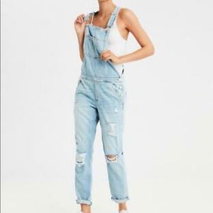 American Eagle distressed light jean overalls!